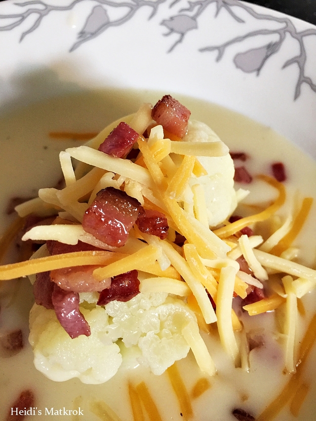 KREMET BLOMKÅLSUPPE m / bacon og revet cheddar ost