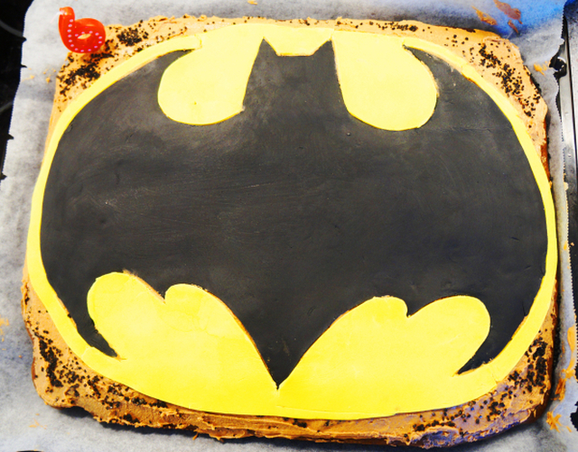 Batman kake: glutenfri langpanne sjokoladekake med hjemmelaget sjokoladekrem