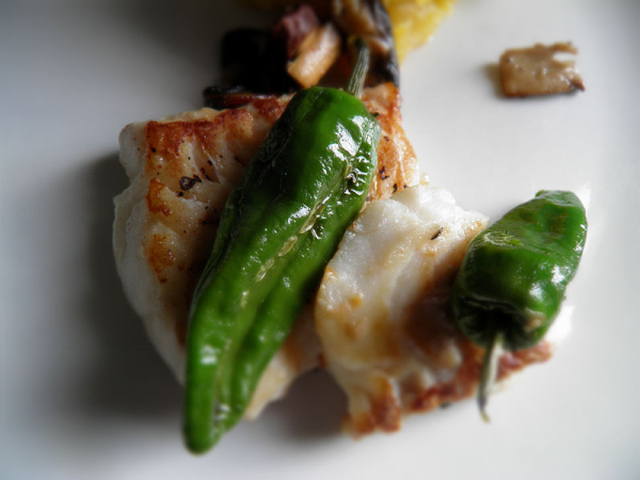 Fisketirsdag : Stekt hvit fisk, kålrabi, padron peppers og aromasjampinjong