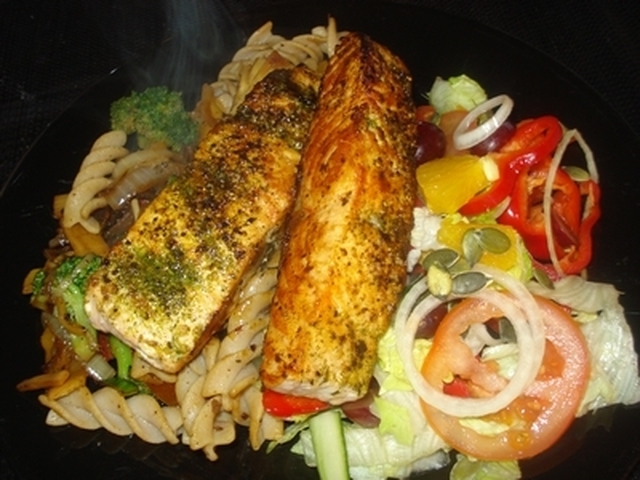 Stekt laks & lavkarbo'fusilli m/ wok og salat :)
