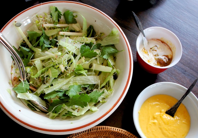 Grønn salat med karse, eple og mangodressing