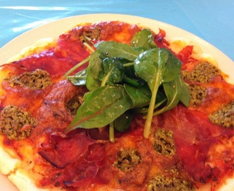 Siciliansk pizza med spekeskinke og pistasjnøtter