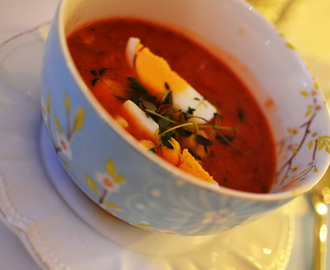 Rask tomatsuppe med egg og kikerter