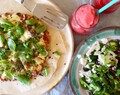 Vegetarpizza med blomkål og aubergine og salat med spinat og bønner