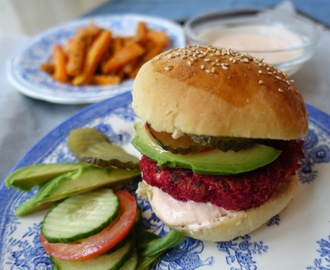 Rødbets- og quinoaburgere servert med søtpotet-pommes frites