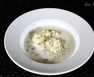 Blomkålsuppe med lettrøkt bogskinke og manchego ost.