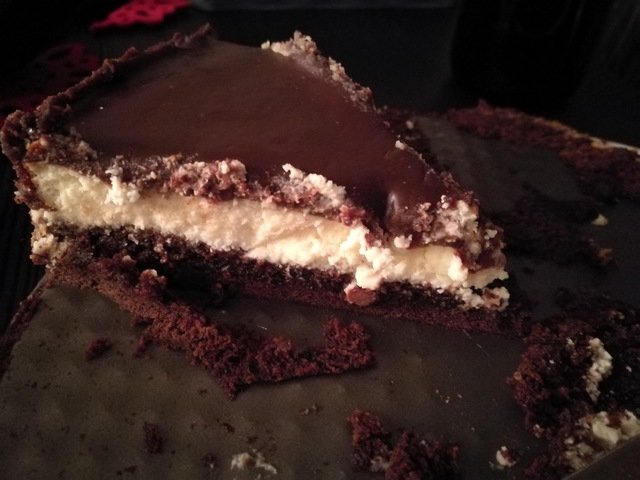 Brownies-ostekake med sjokoladetrekk