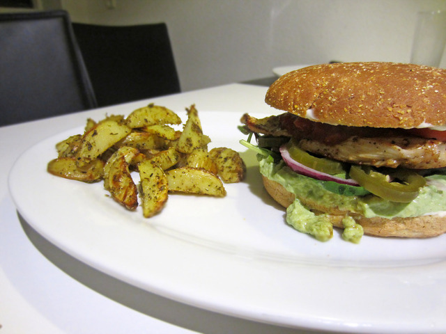 Spicy burger med hjemmelavede pommes frites