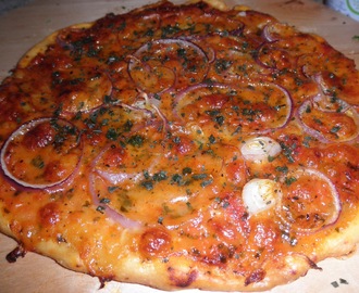 Pizza Margherita med tomatsaus