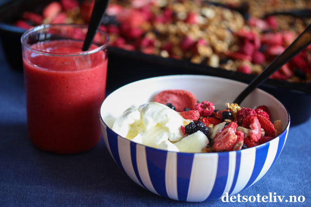 Granola med cashewnøtter og tørkede bær