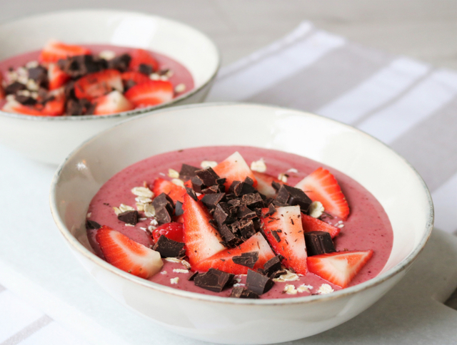 Smoothie bowl med havregryn, jordbær & mørk sjokolade