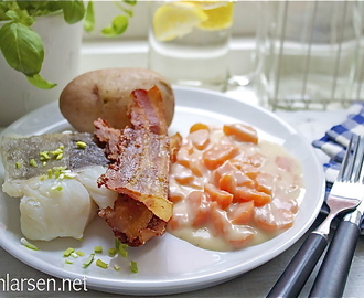 Lettsaltet torsk med sprøstekt bacon, gulrotstuing og poteter