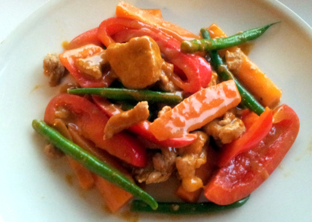 Thai-inspirert red curry wok