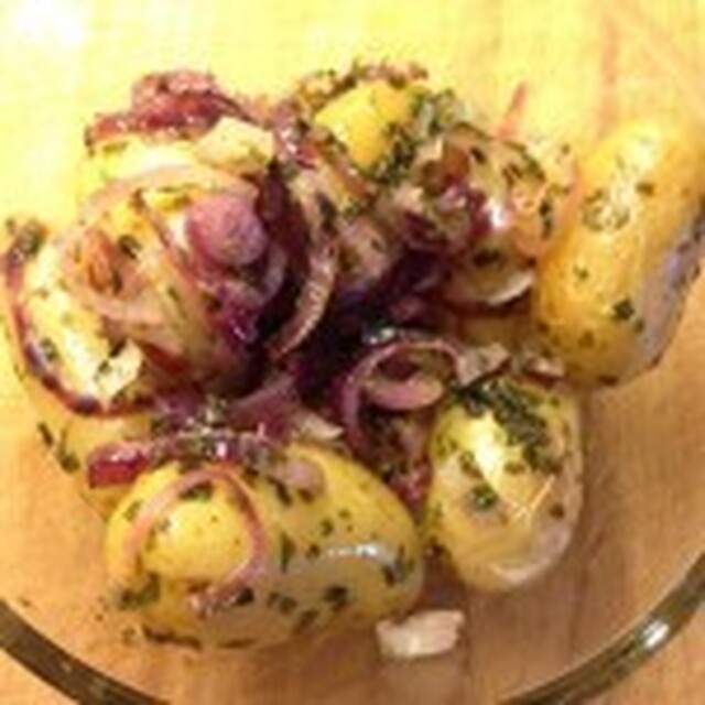 Lun potetsalat med rødløk og persille