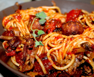 Spaghetti med kjøttboller, tomatsaus og kantareller