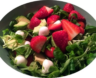 Salat med mozzarellakuler, jordbær og avokado