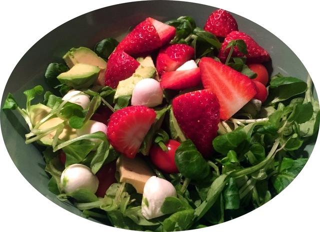Salat med mozzarellakuler, jordbær og avokado
