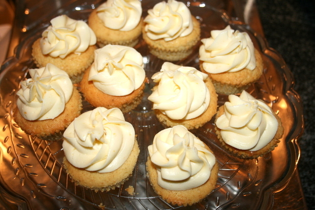 Vanilla cupcakes med lemon curd surprise og toppet med kremost topping
