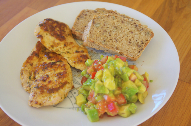 Middagsoppskrift: stekt kyllingfilet med tomat- og avocadosalat