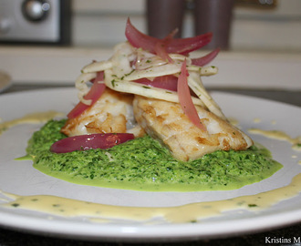 Pannestekt torsk på spinat- og ertepuré med sylta rødløk- og fennikelsalat og sandefjordsmør