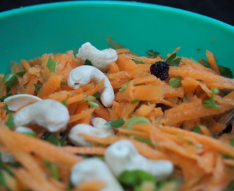 Superenkel gulrotsalat med vårløk, rosiner og cashewnøtter
