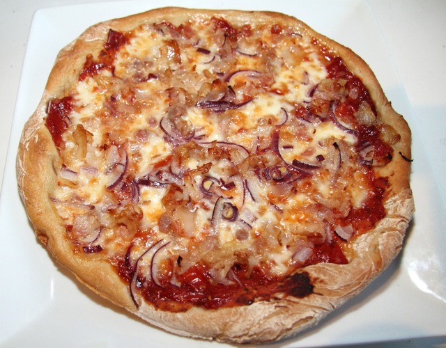 Pizza med bacon og løk