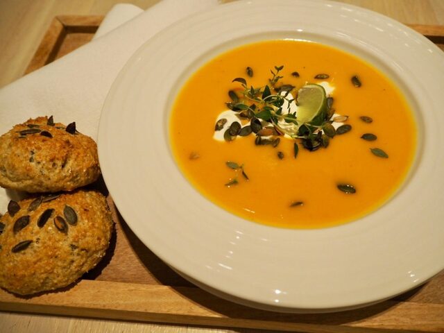 Gresskar- og søtpotetsuppe med sunne proteinboller