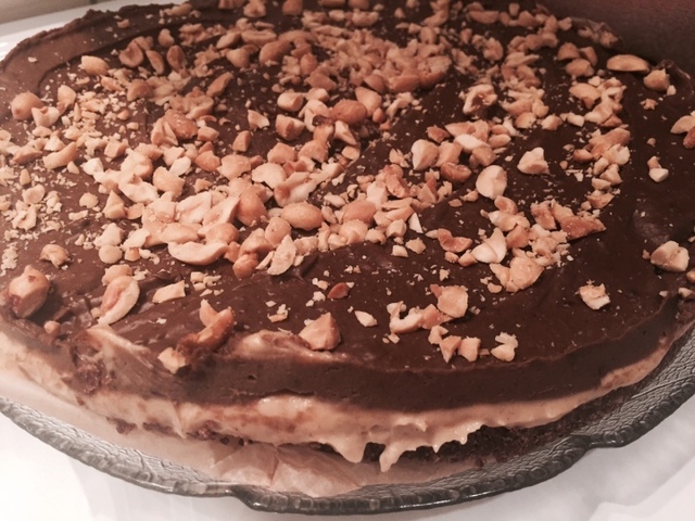 Nyt en skikkelig nam «no-bake» kake – Peanøtt og sjokoladekake, ren plantebasert uten gluten, sukker og melk!