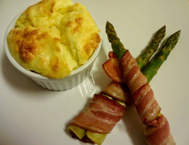 Ostesufflé med bacon-surret asparges ✿