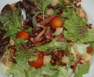 Salat med bacon og blåskimmerost