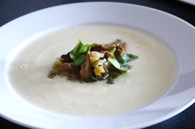 Jordskokksuppe med stekte kantareller