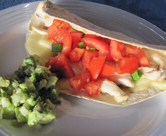 Quesadilla med guacamole og tomatsalsa