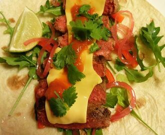 Burrito med biff & cheddar ♫♪ Servert med hjemmelaget tomatsalsa & syltet rødløk !