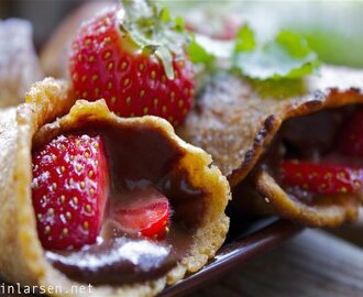 Pannekaker med fløyelsmyk sjokolade og jordbær (helt rått kort og godt)