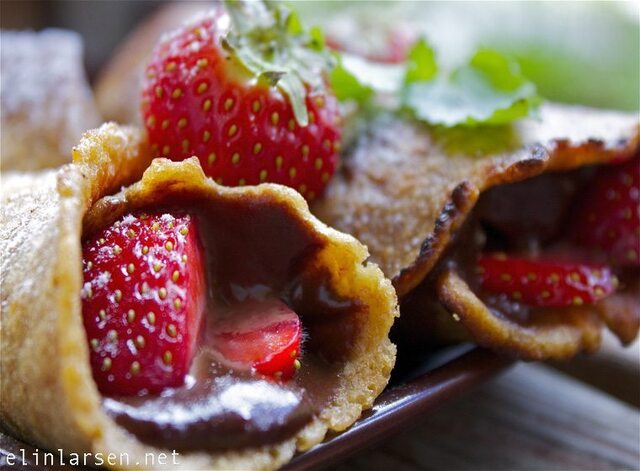 Pannekaker med fløyelsmyk sjokolade og jordbær (helt rått kort og godt)