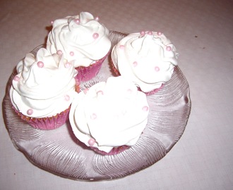 Vaniljecupcaces med Angel Feather Icing;-)