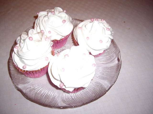 Vaniljecupcaces med Angel Feather Icing;-)