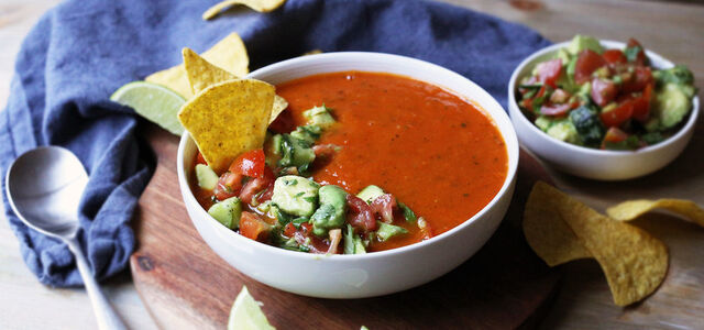 Tomatsuppe med avocadosalsa 