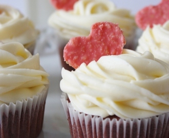 Red velvet cupcake med sprakende hjerter