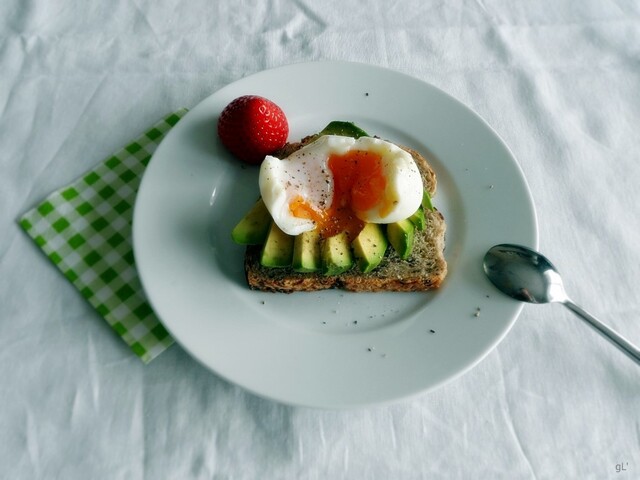 Frokost – smørbrød med avocado og smilende egg