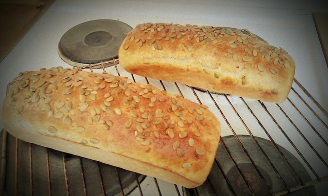 Saftig gulrotbrød med gresskarkjerner.