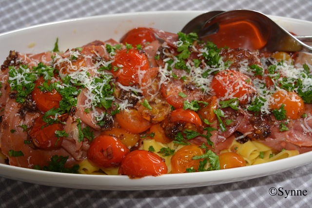 Pasta med lune tomater og sprøstekt skinke