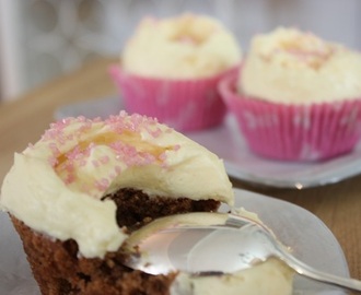 Melkesokolade cupcakes med hasselnøtter og hvitsjokolade topping