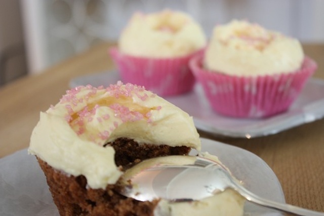 Melkesokolade cupcakes med hasselnøtter og hvitsjokolade topping