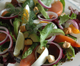 Salat med røkelaks, rødbeter og rødløk