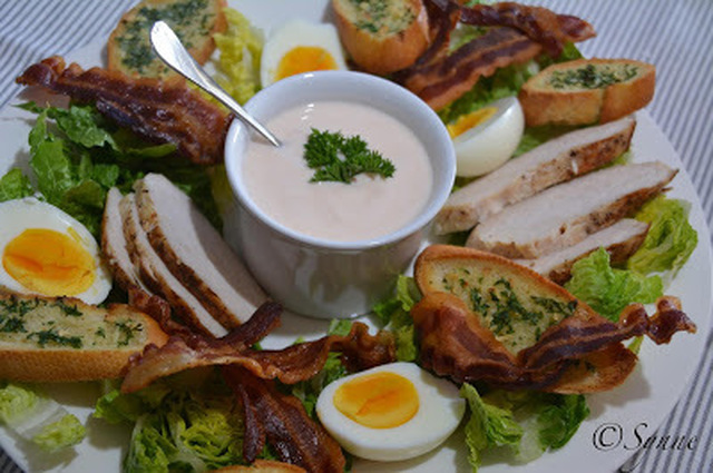 Sommersalat med kylling, panchetta og hvitløksbaguette