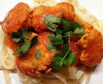 Spicy kyllingkjøttboller i tomatsaus ✿ Servert med tagliatelle !
