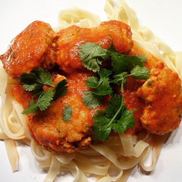 Spicy kyllingkjøttboller i tomatsaus ✿ Servert med tagliatelle !