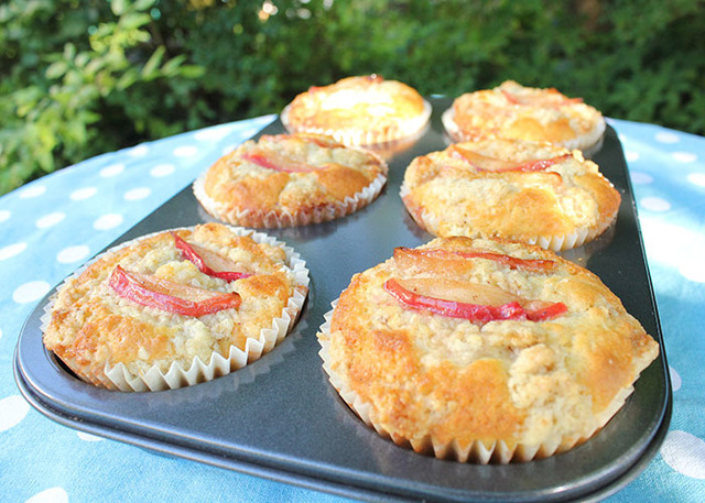 American Apple Muffins with Oatmeal Crumble