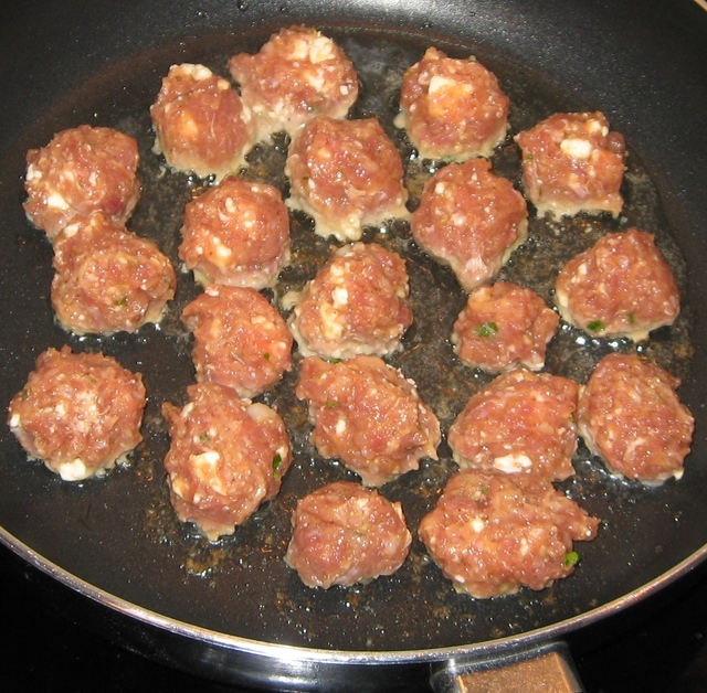 Kyllingkjøttboller med fetaost og tomatsaus